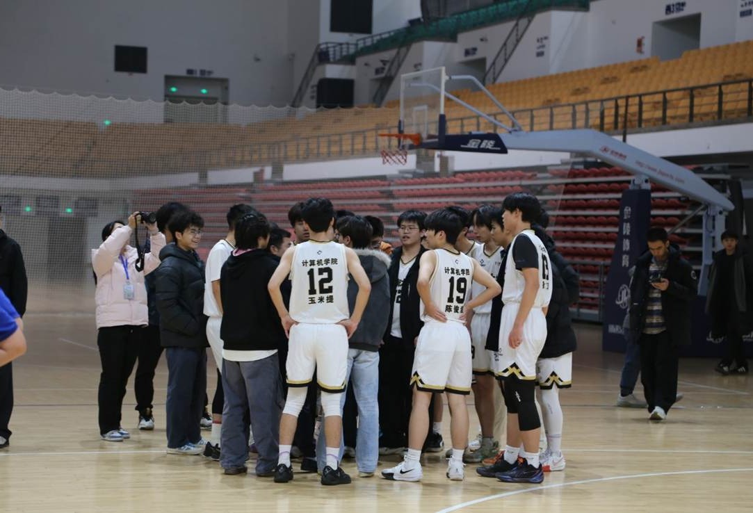 一群人站在篮球选手 AI 生成的内容可能不正确。